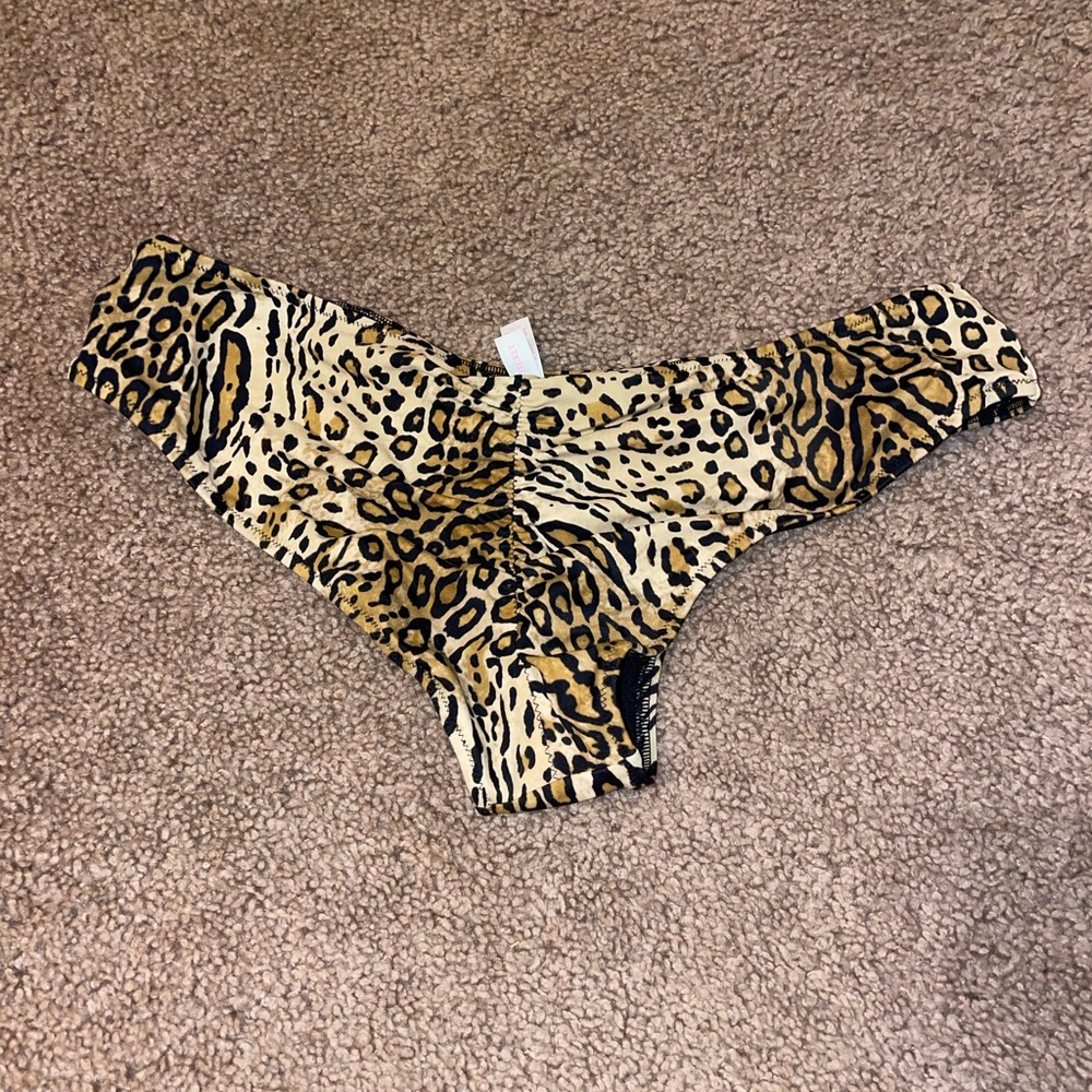 Victoria Secret bottoms - Picture 2 of 3